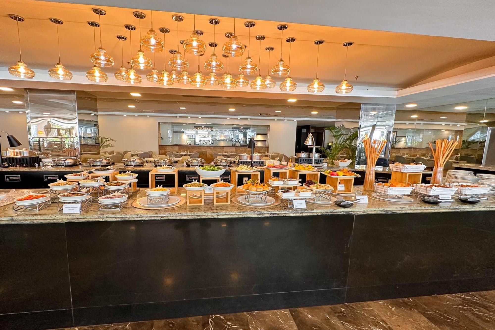 쉐라톤 그랜드 파나마 호텔 파나마시티 외부 사진 The buffet at the hotel