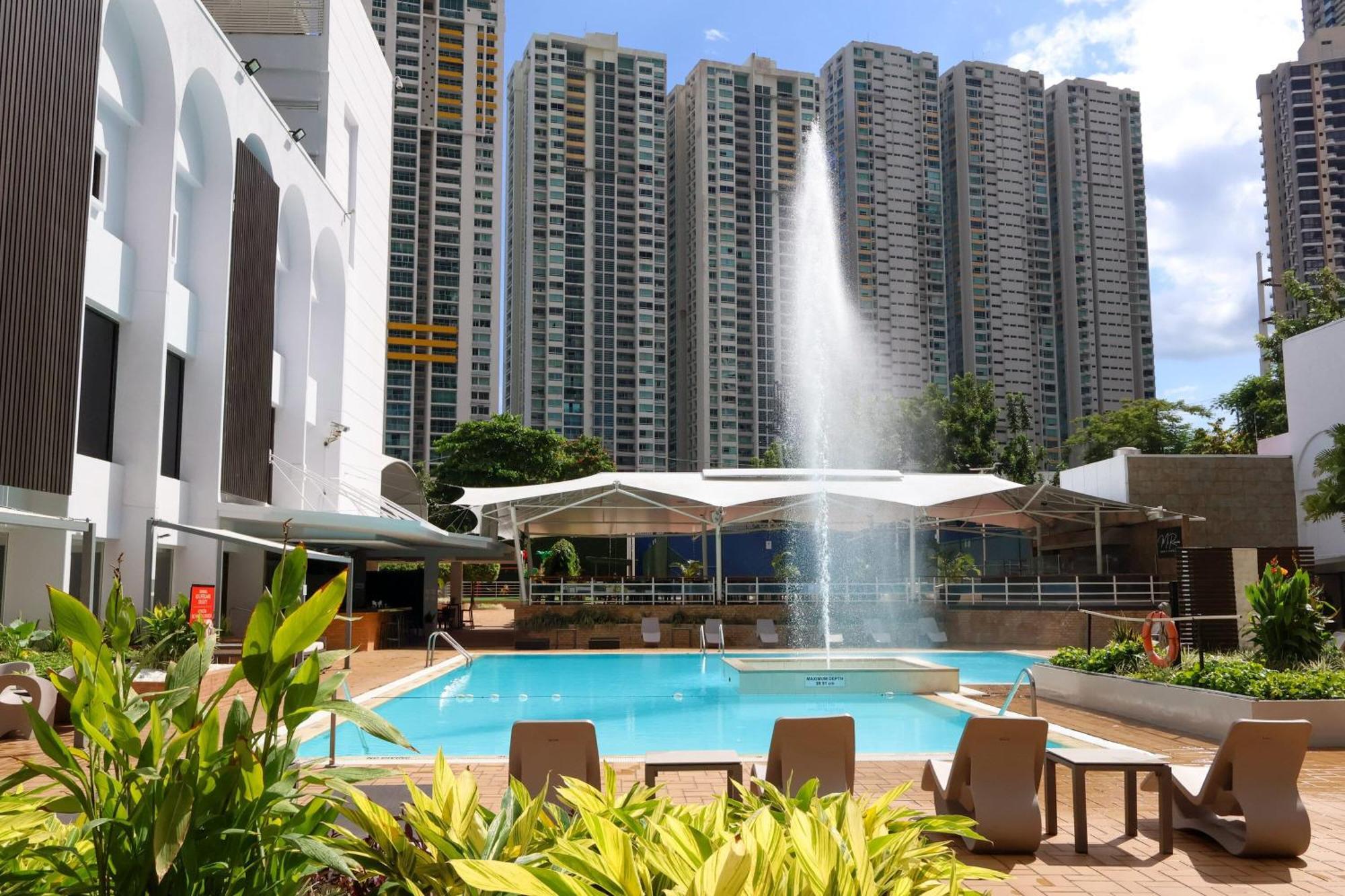 쉐라톤 그랜드 파나마 호텔 파나마시티 외부 사진 The swimming pool at the clubhouse